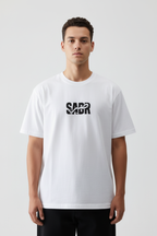 Nouveau mannequin fictif portant le t-shirt SAPR
