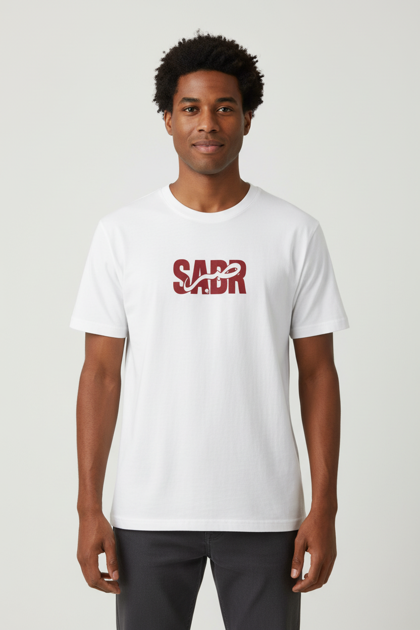 Nouveau mannequin portant le t-shirt SAPR rouge