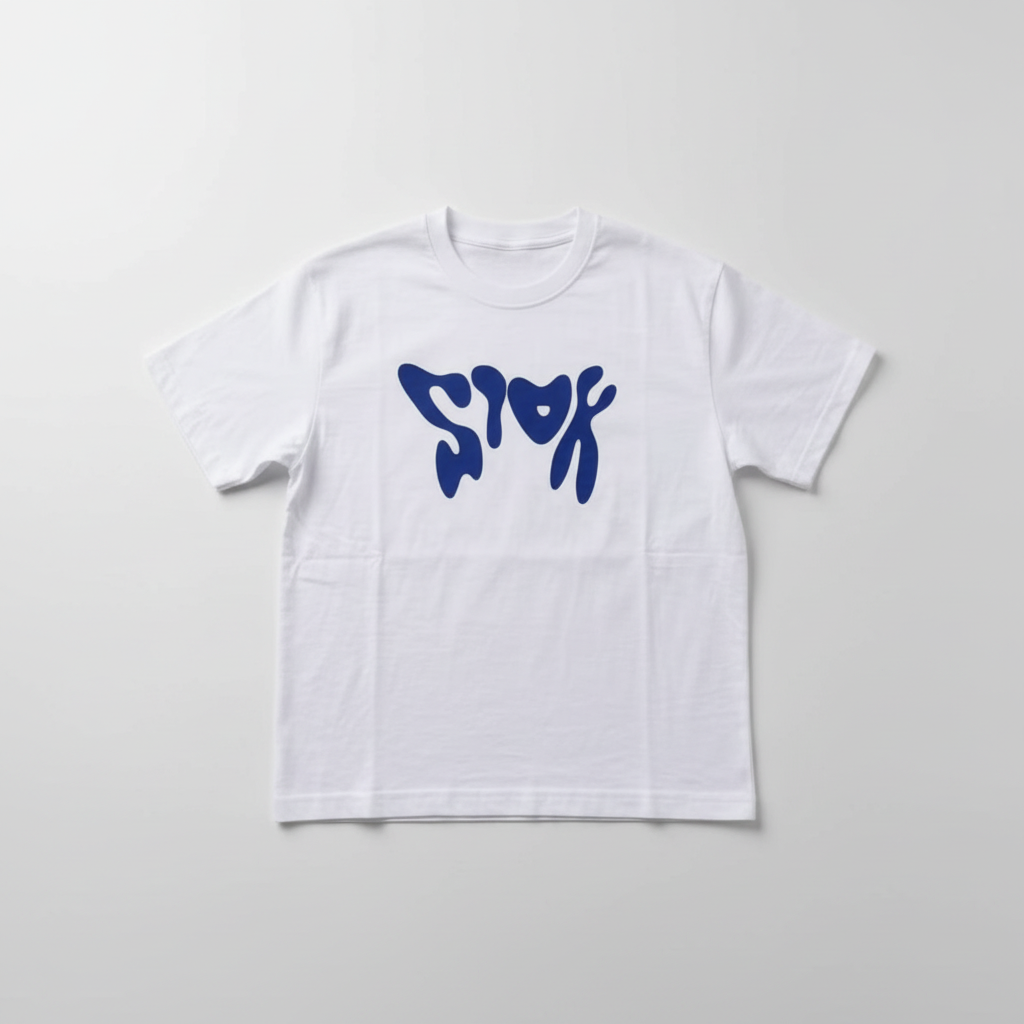 T-shirt blanc au motif bleu, vue de face