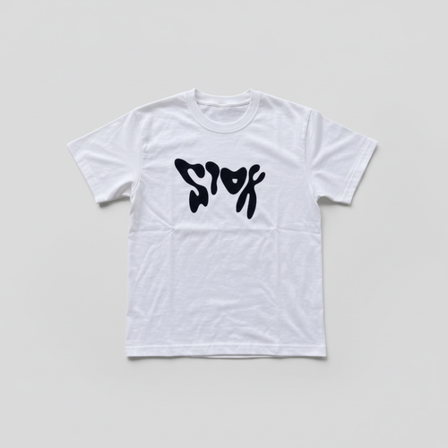 T-shirt blanc au motif noir, vue de face
